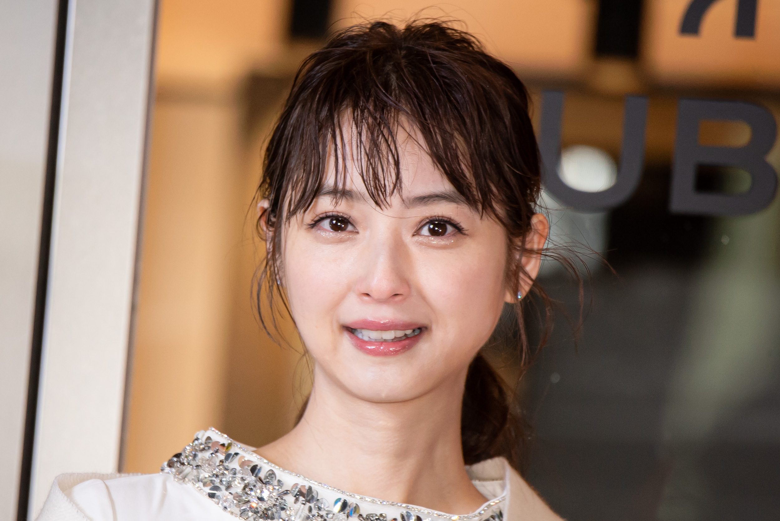 佐々木希、激しさ増す雨風の中でもニッコリ笑顔 「2022年もハッピーに